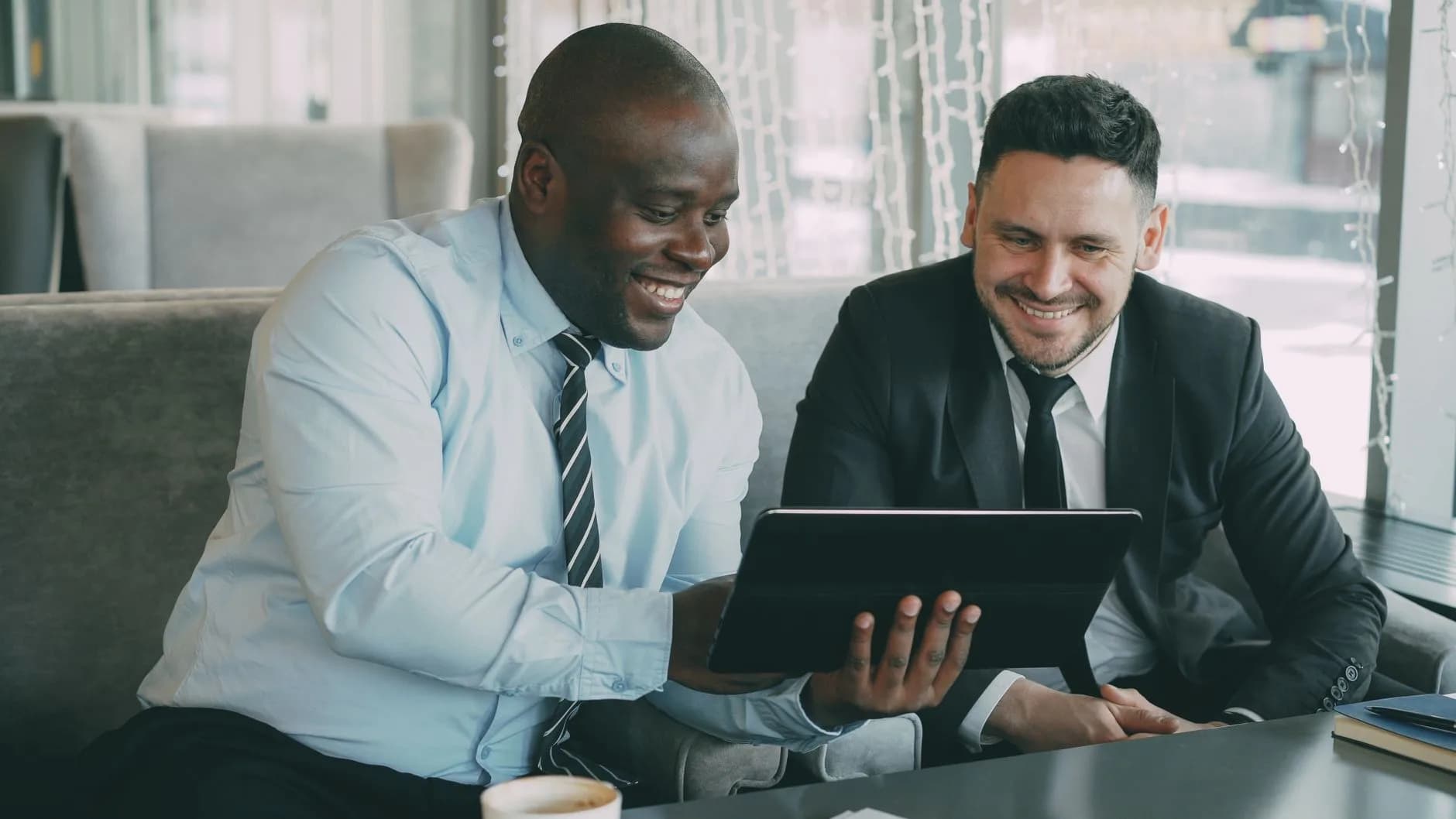 Persone che lavorano su computer con grafici e dati