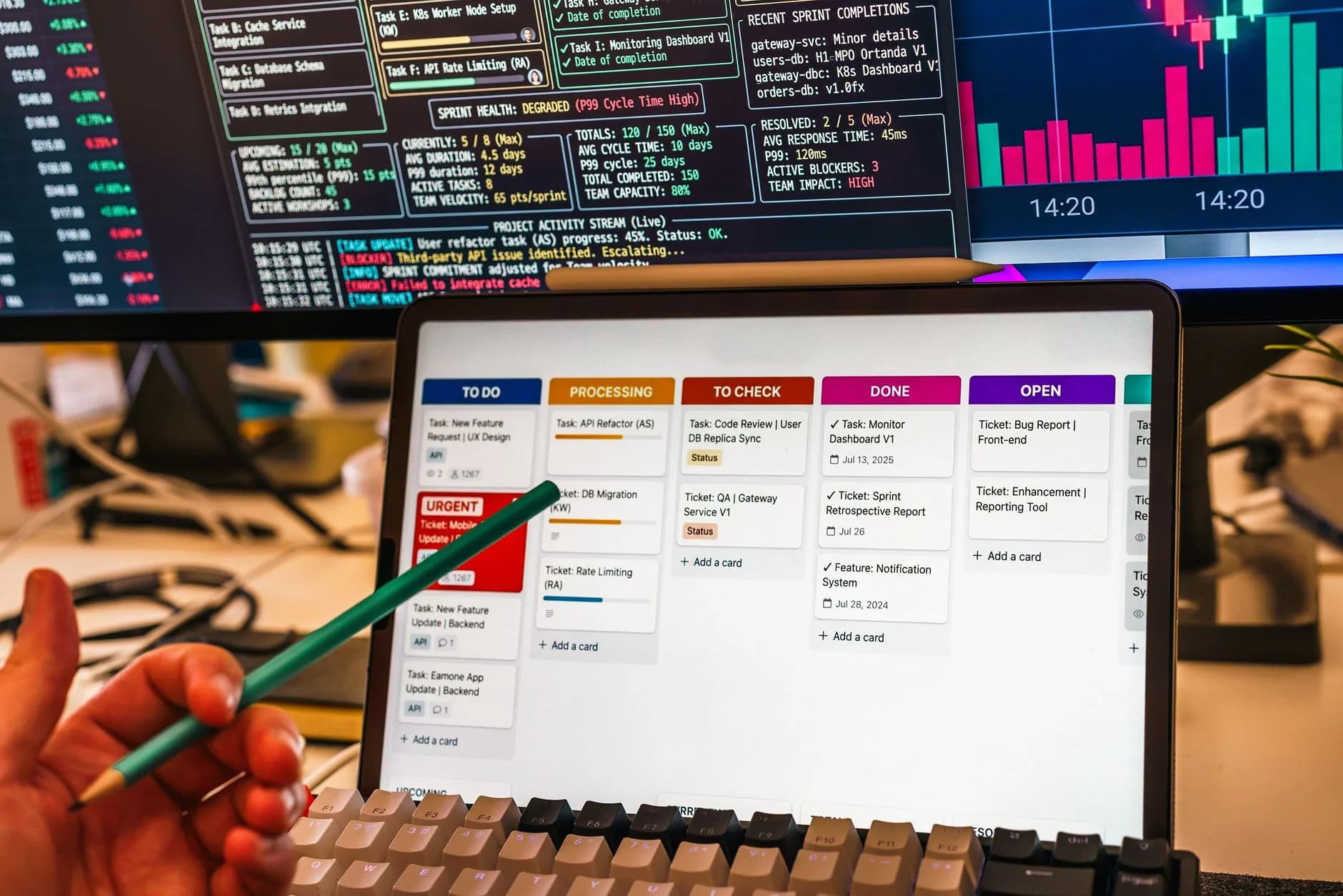 Uomo d'affari che utilizza un software CRM su un laptop