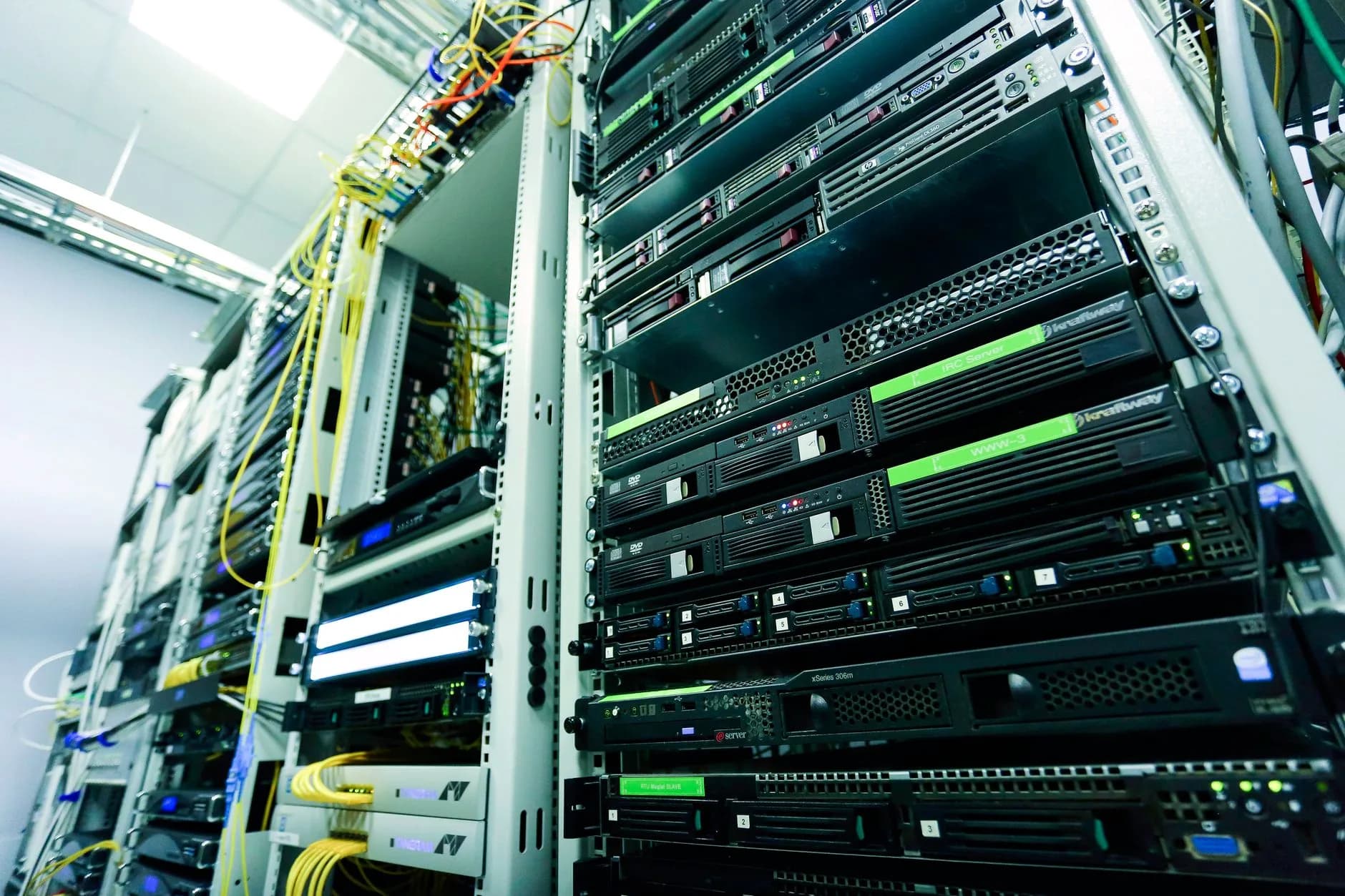Immagine di un ufficio moderno con connessioni cloud