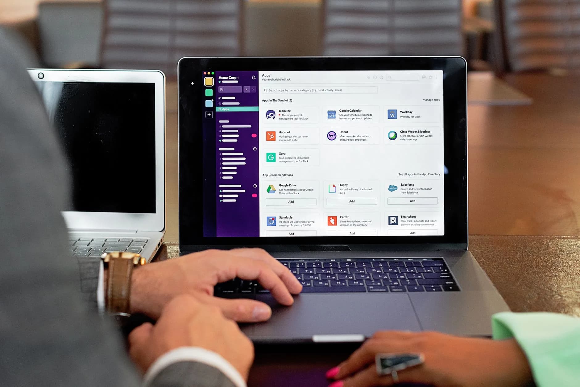 Persone che usano una piattaforma di collaborazione online in ufficio