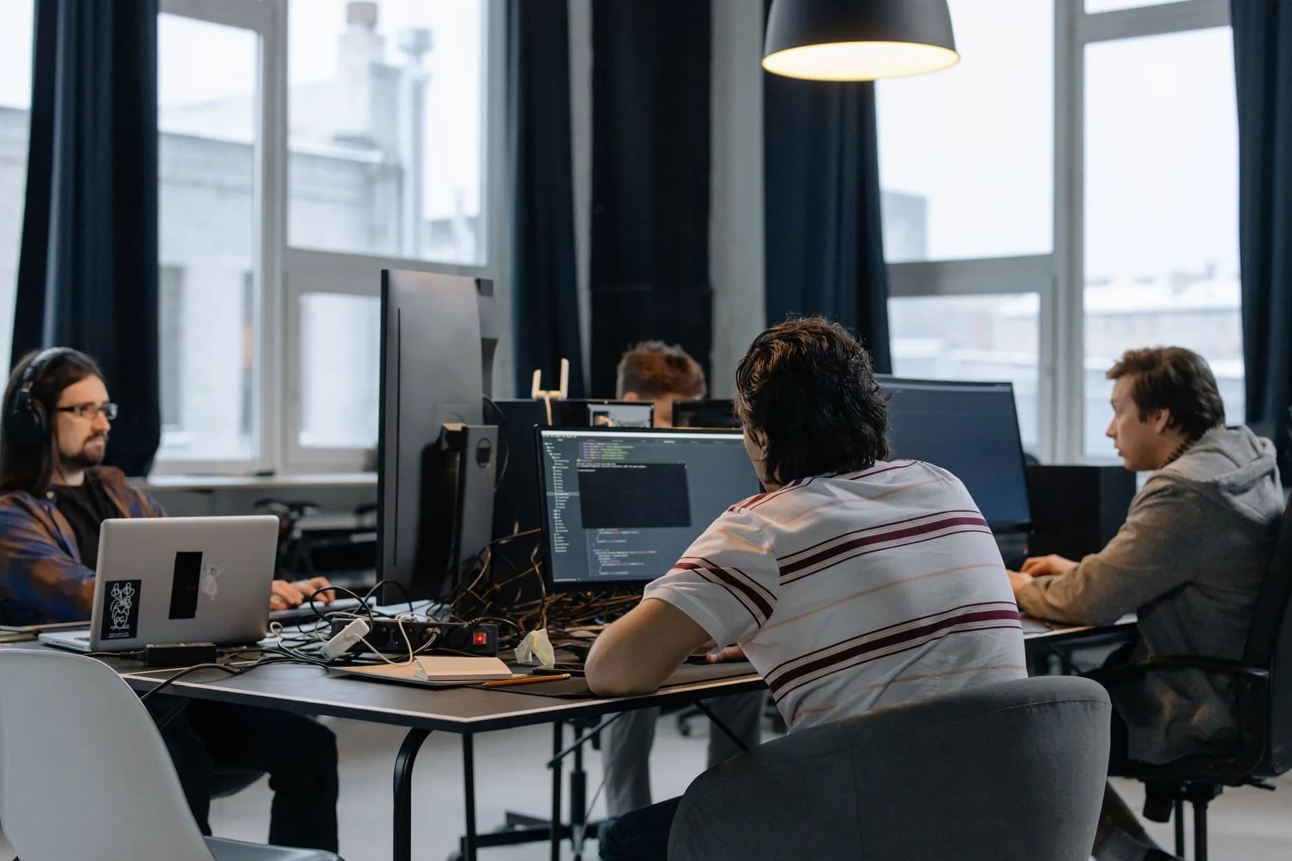 Un team di esperti di cybersecurity al lavoro