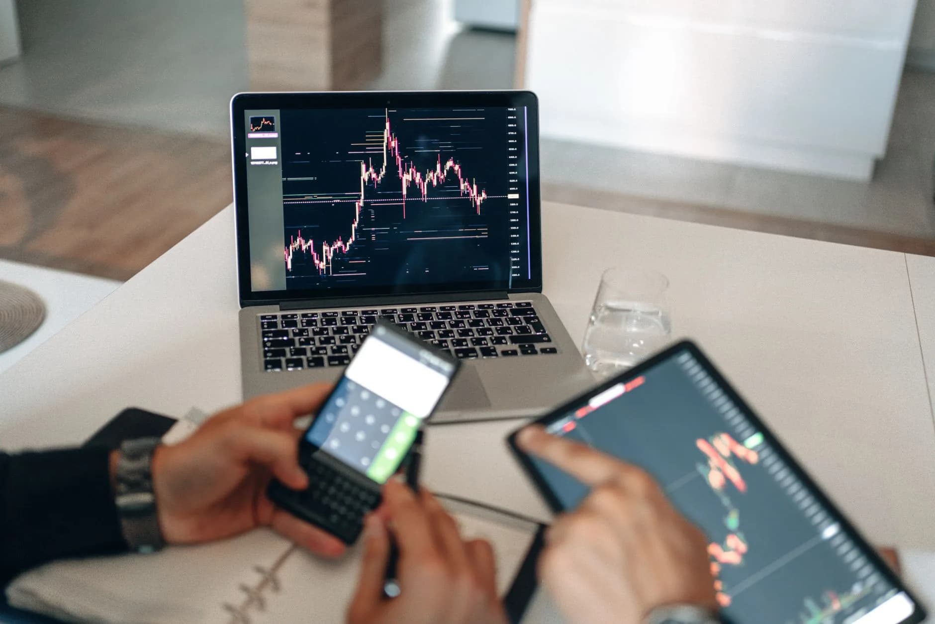 Imprenditore che valuta strategie digitali