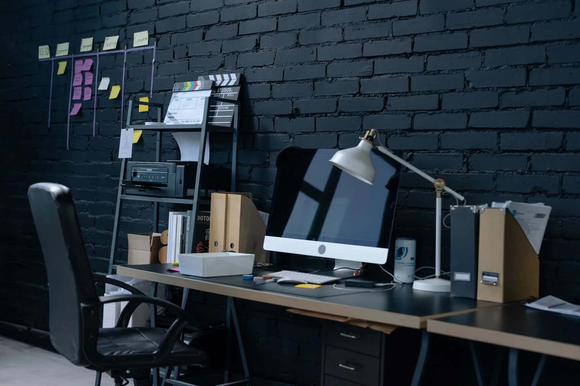 Un responsabile IT al lavoro in ufficio