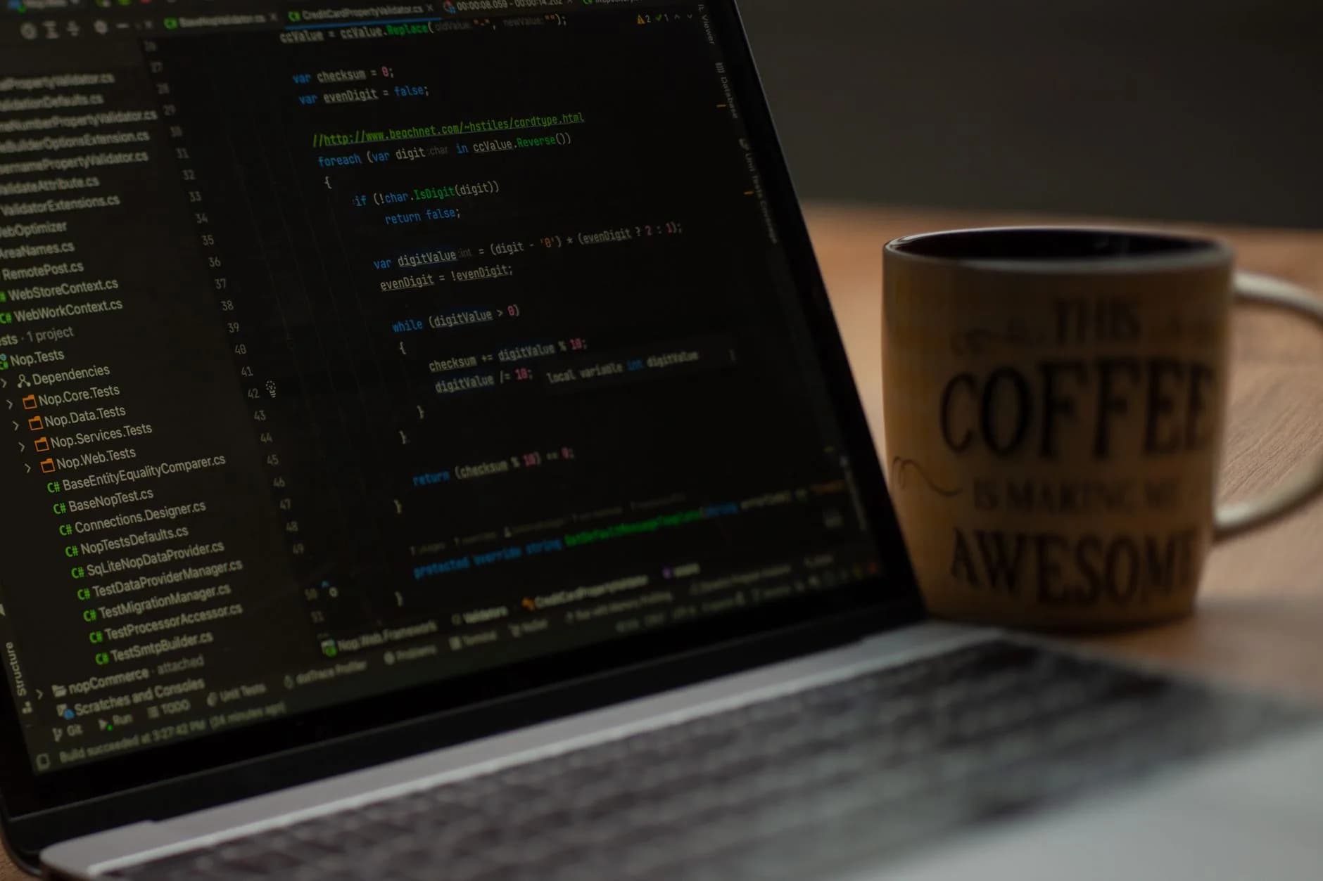 Un gruppo di sviluppatori in un ufficio che lavora a un progetto software