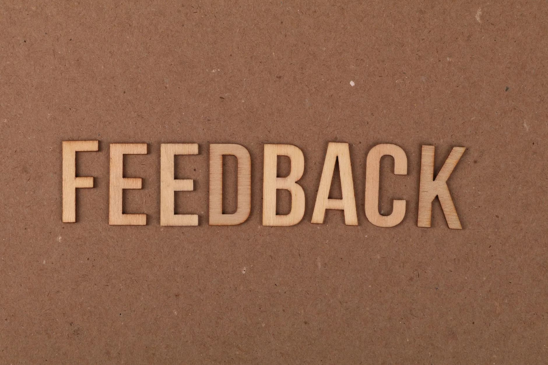 Imprenditore analizza feedback dei clienti su un tablet