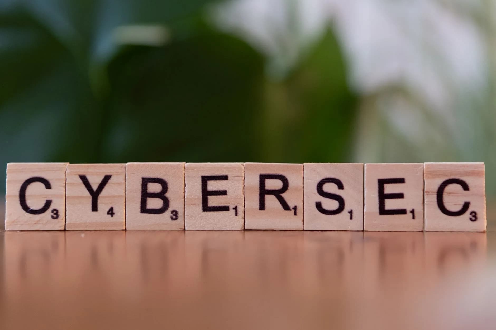Immagine di ufficio con computer e firewall in azione