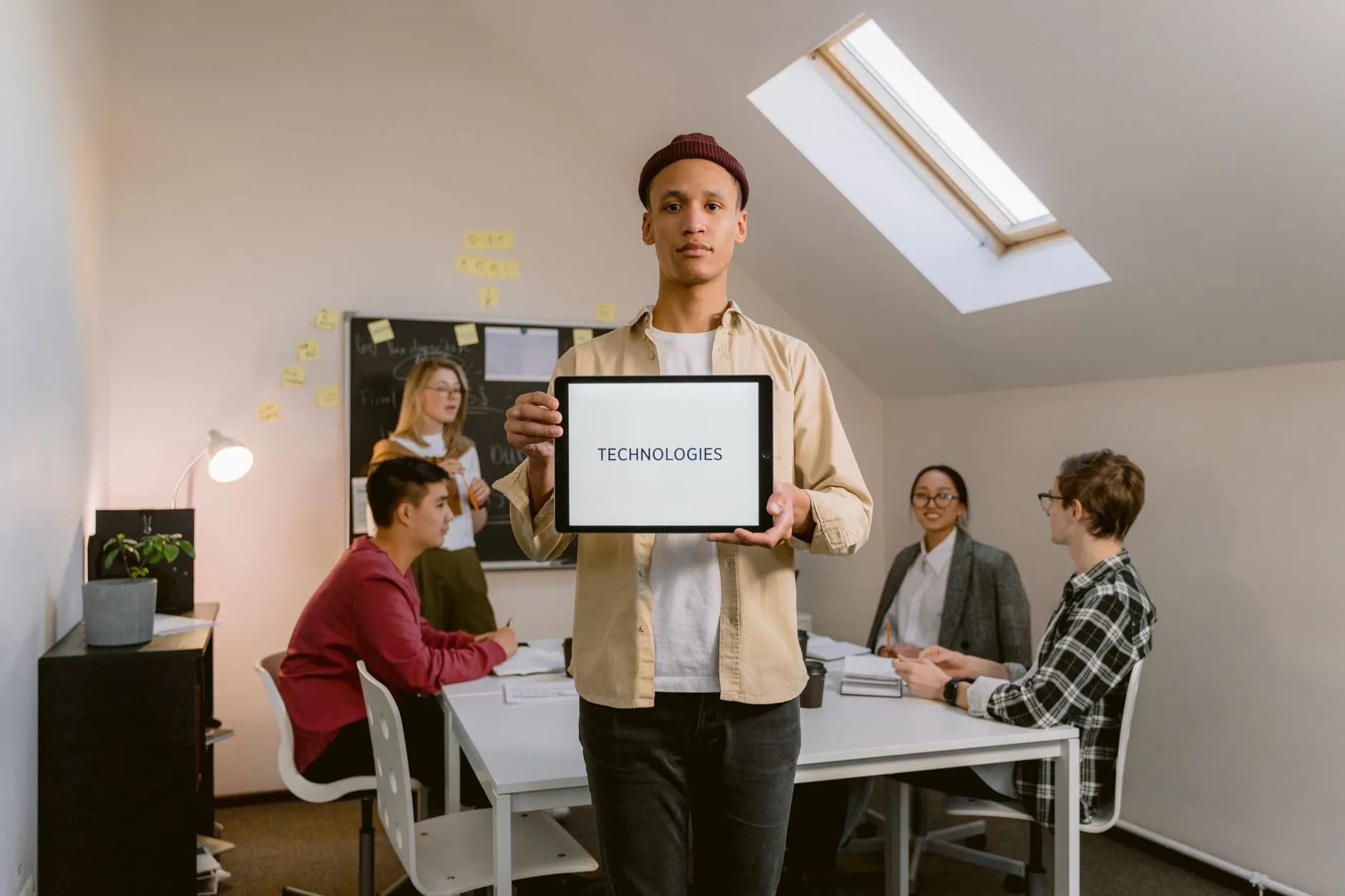 Dipendenti che discutono di nuove tecnologie in ufficio