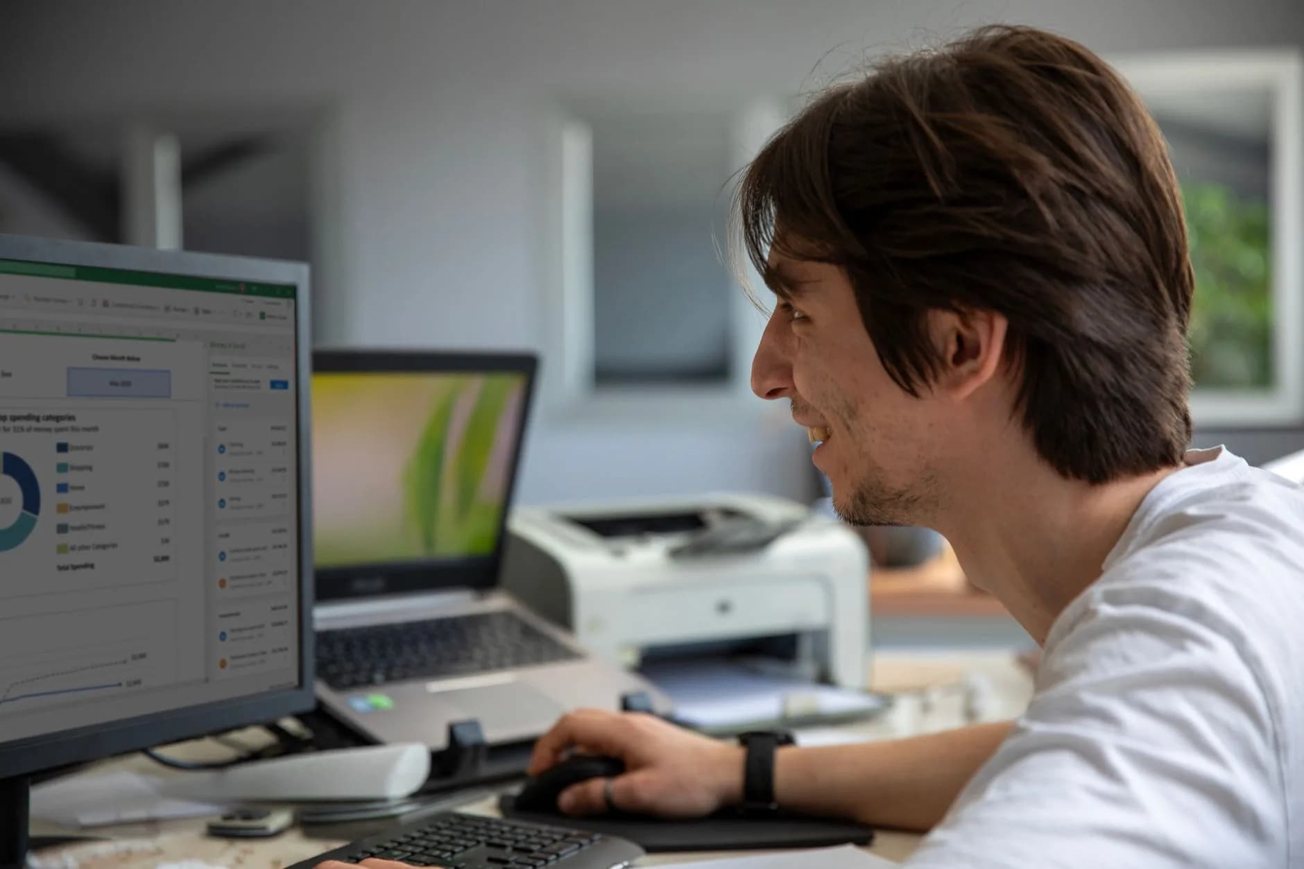 Un dipendente utilizza un software gestionale su un computer