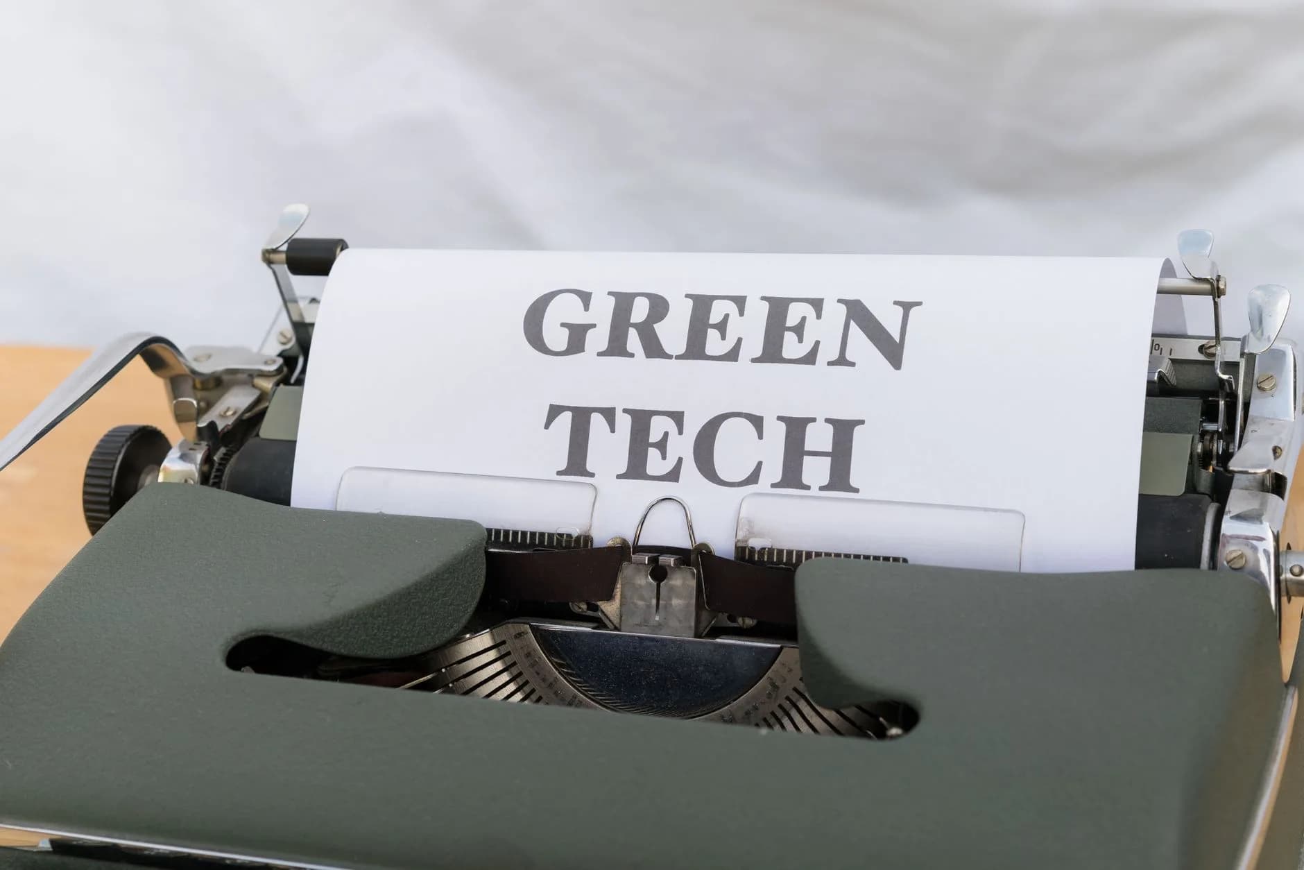 Ufficio moderno con tecnologia sostenibile