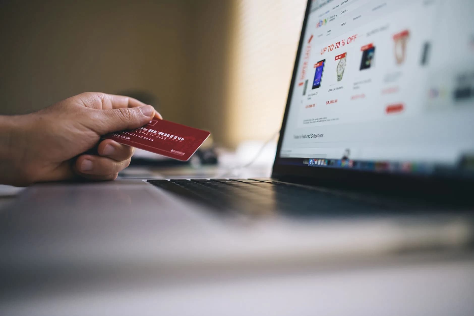 Una tastiera con un lucchetto che simboleggia la sicurezza informatica