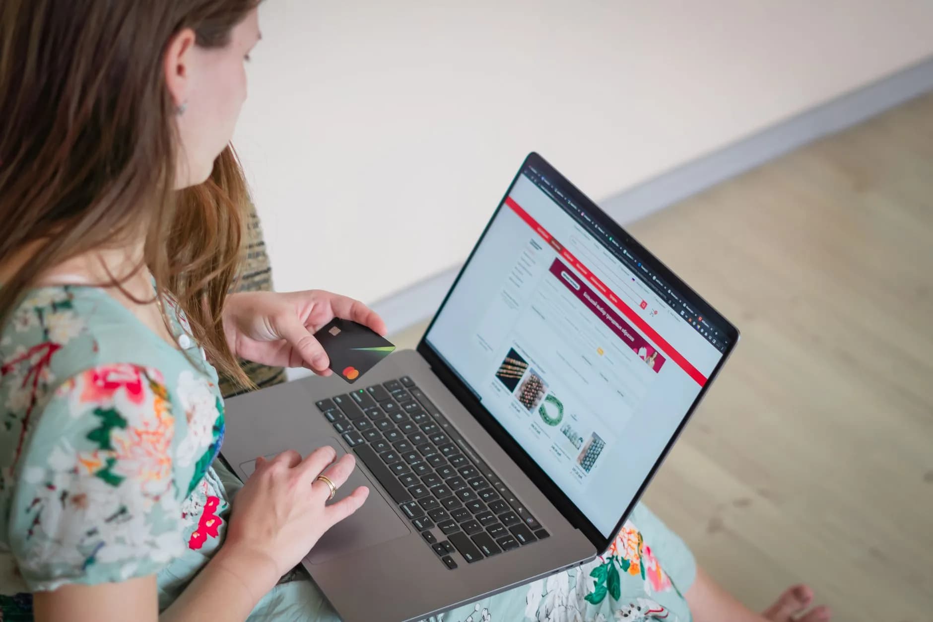 Un laptop con una pagina di e-commerce aperta