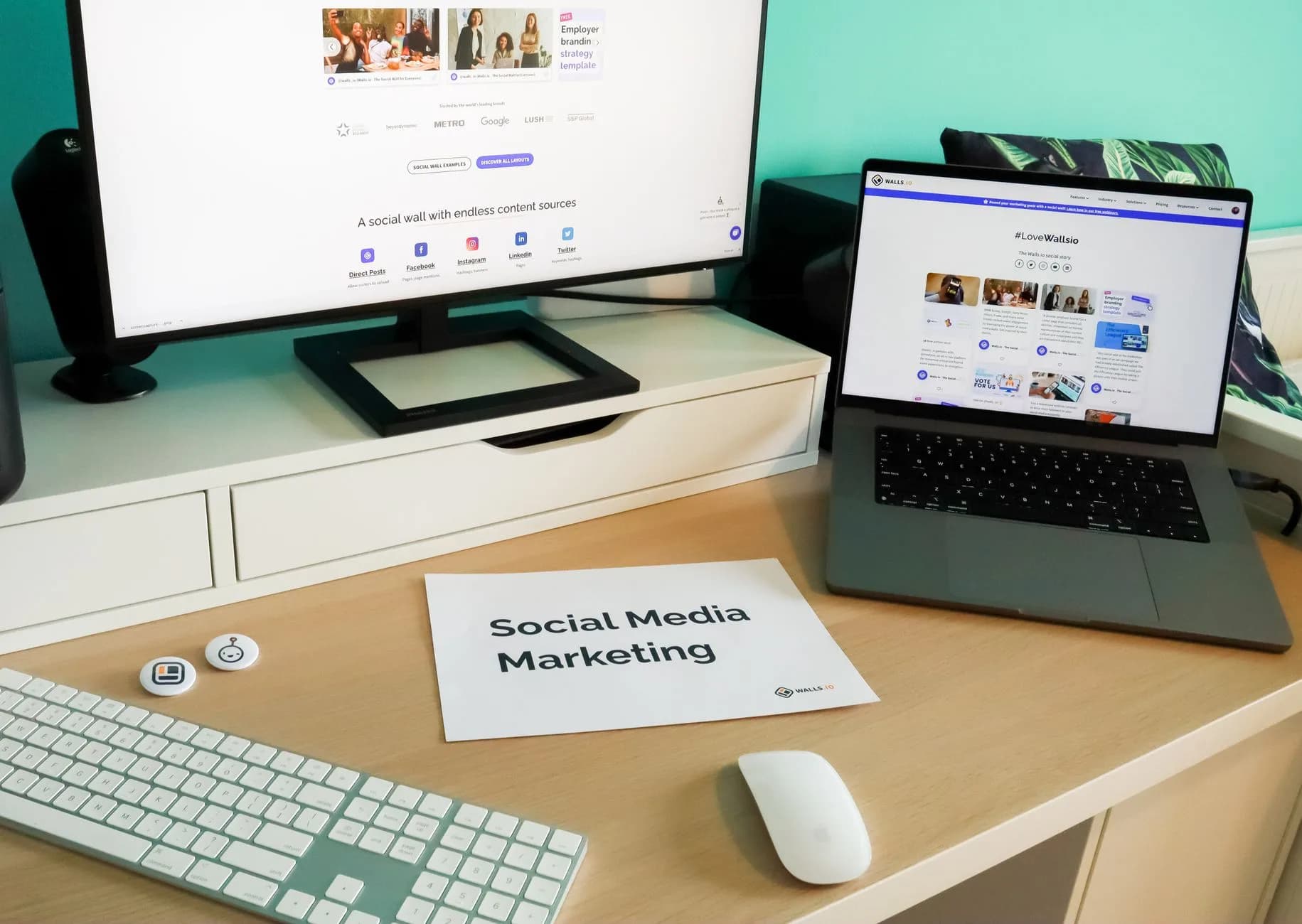 Una PMI che utilizza il marketing digitale al computer