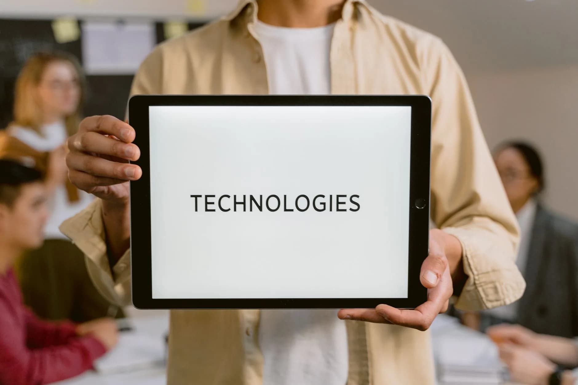 Manager che discute di tecnologia in ufficio