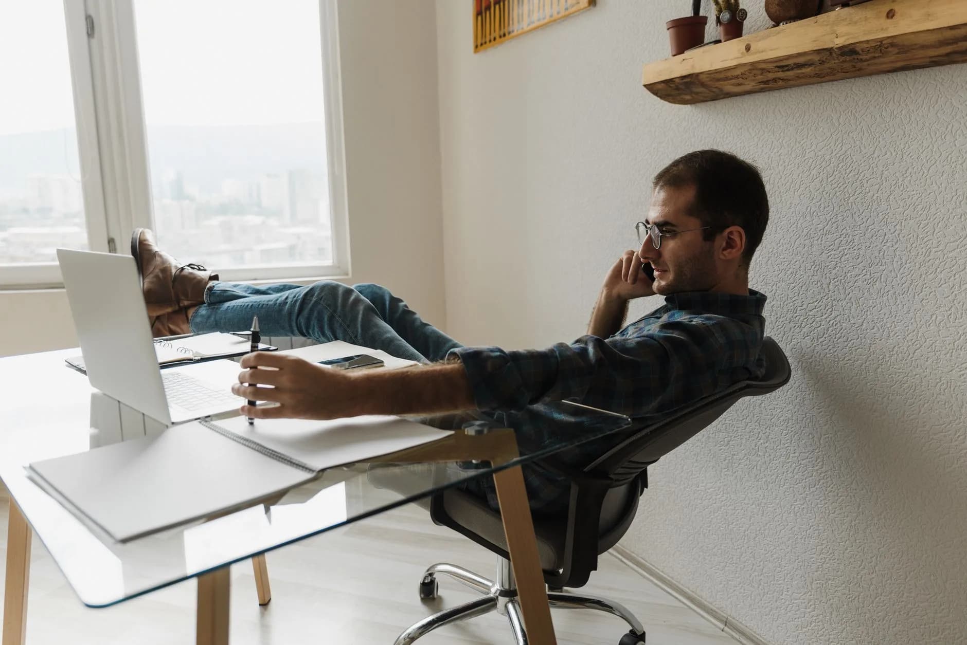 Dipendenti che lavorano in ufficio e da remoto, in un ambiente ibrido